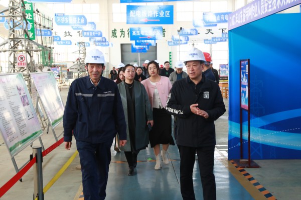 人力资源和社会保障部针对电工、焊工第三方评价活动照片和培训实景照片。