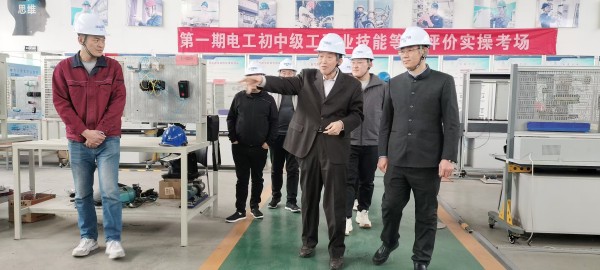 人力资源和社会保障部针对电工、焊工第三方评价活动照片和培训实景照片。