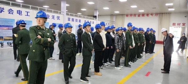 人力资源和社会保障部针对电工、焊工第三方评价活动照片和培训实景照片。