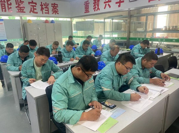 电工焊工技能提升活动招聘照片